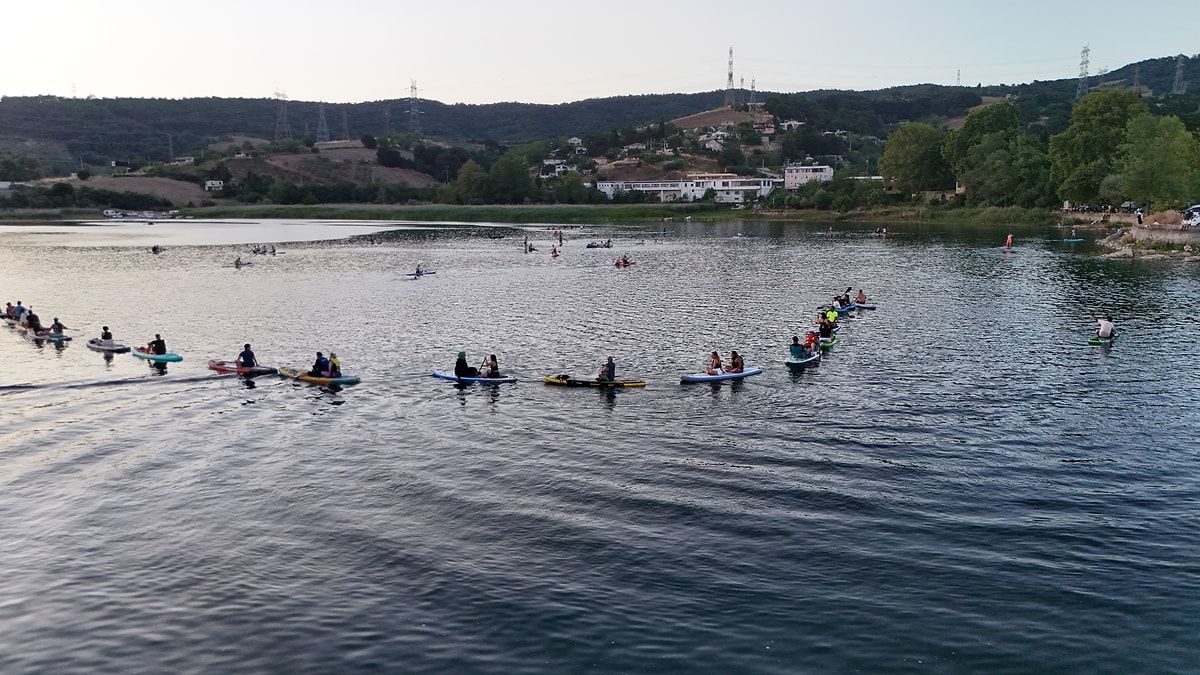SUP rüzgarı Sapanca Gölü'nü sardı: 80 tahta ile dev tren oluşturdular