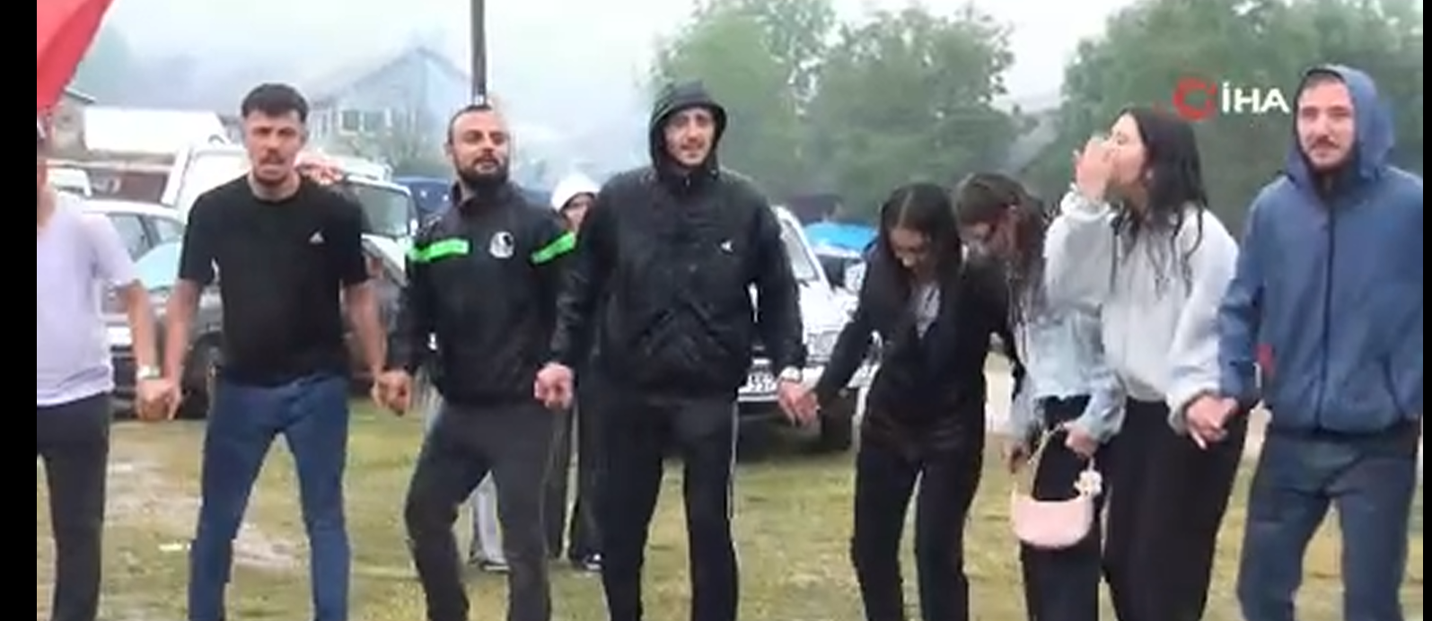 Sis, yağmur, çamur dinlemedi: 116 yıllık yayla geleneğinde coşku dinmedi