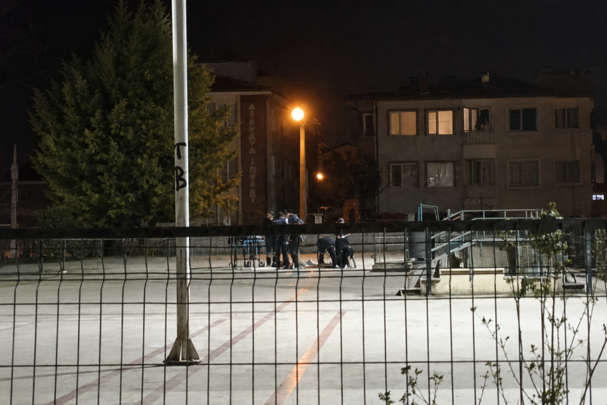 Okul bahçesinde kanlı gece: 2 genç bıçaklanarak hastaneye kaldırıldı