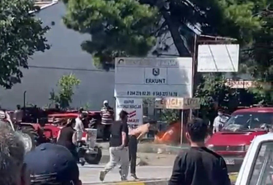 Trafikte meydan kavgası: Kaçmaya çalışan minibüse taş fırlattılar