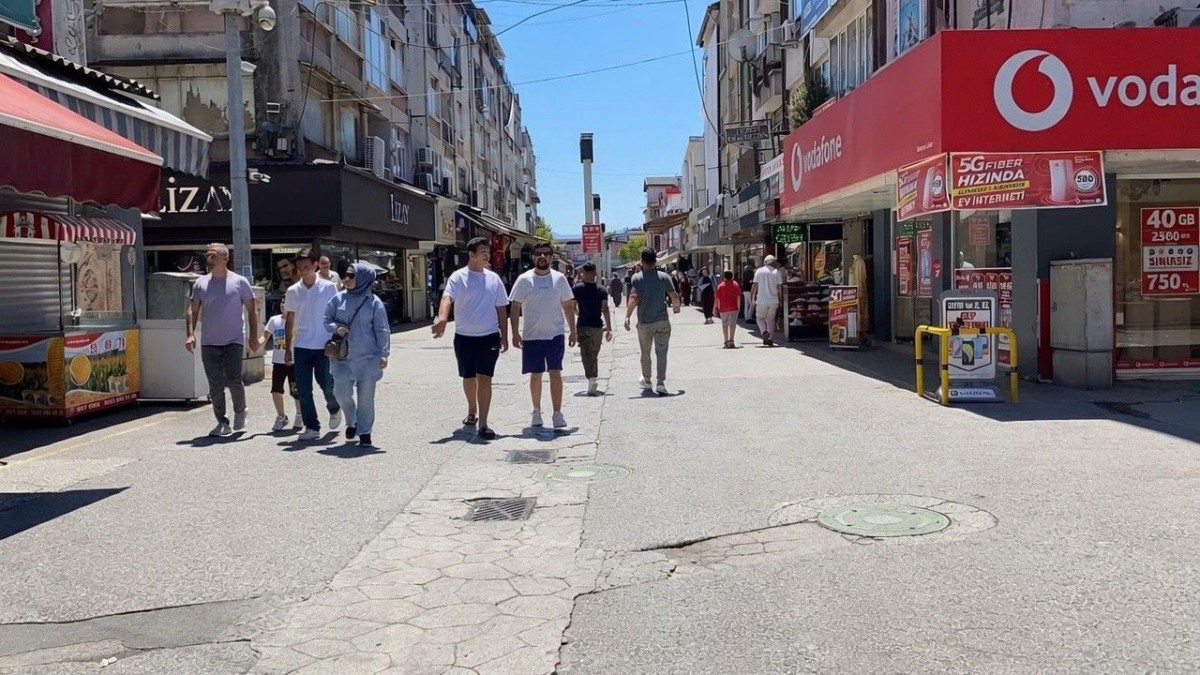 Güneşi gören Sakaryalılar sokağa çıktı! Çark Caddesi doldu taştı
