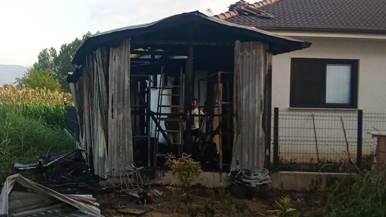 Akyazı'da patlama sonrası yangın! Ardiye küle döndü, alevler binaya sıçradı