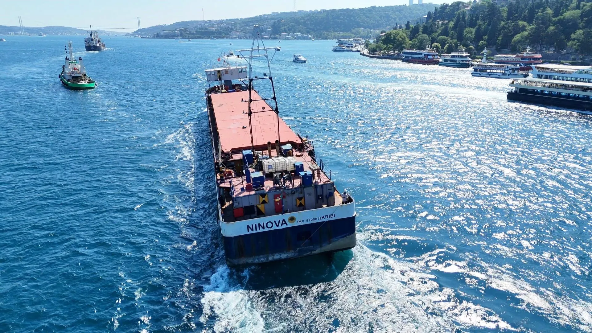 Karasu'da karaya oturan dev gemi İstanbul Boğazı'nı geçti