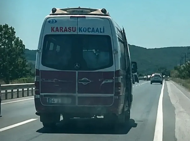 Bu yolculuk pes dedirtti! Kapısı açık otobüs tepki çekti