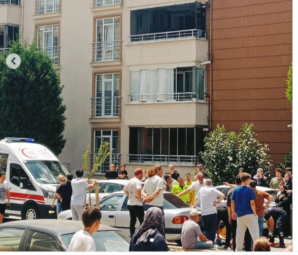 Pastane önünde korkutan kaza