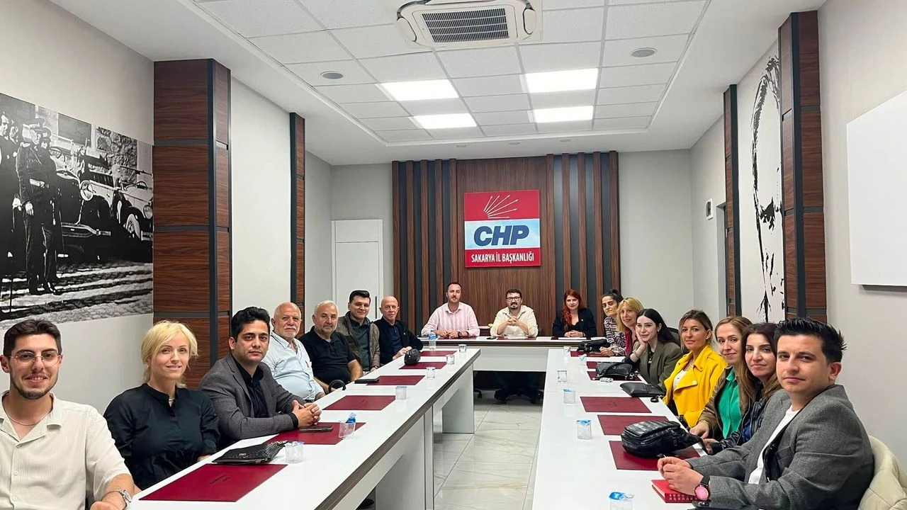 CHP Sakarya'da istifalar büyüyor: Adapazarı İlçe Örgütü de partiden ayrıldı