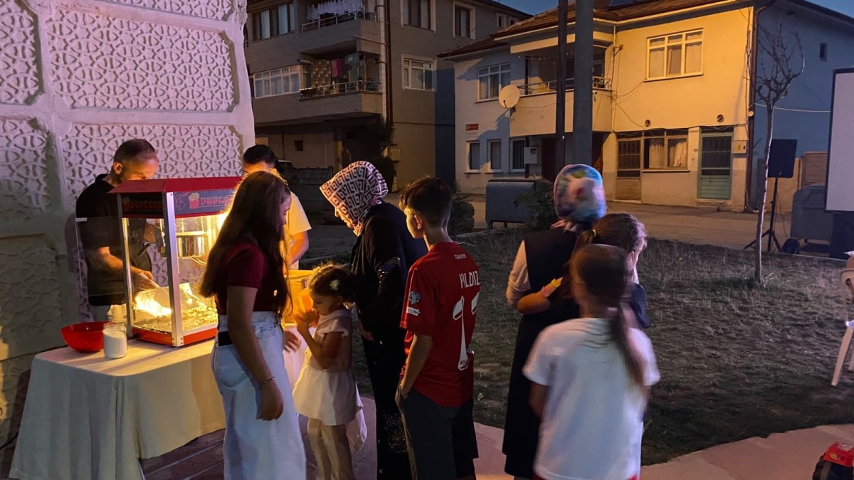 Serdivan'da Açık Hava Sinema Geceleri başladı! Mahalleler yaz akşamlarında buluşuyor