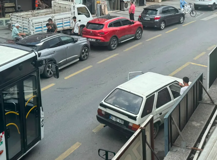 Bir otomobil trafiği kilitledi: Otobüsü vatandaşlar kurtardı