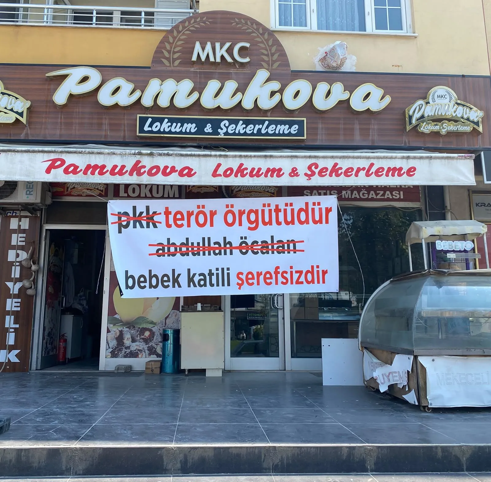 Pamukova’da dikkat çeken pankart