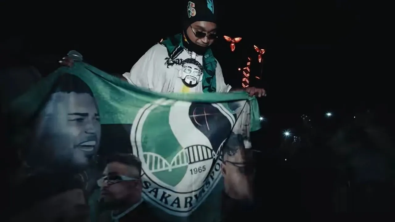 Sakaryalı ünlü rapçi Amerika'da Sakaryaspor bayrağı açtı