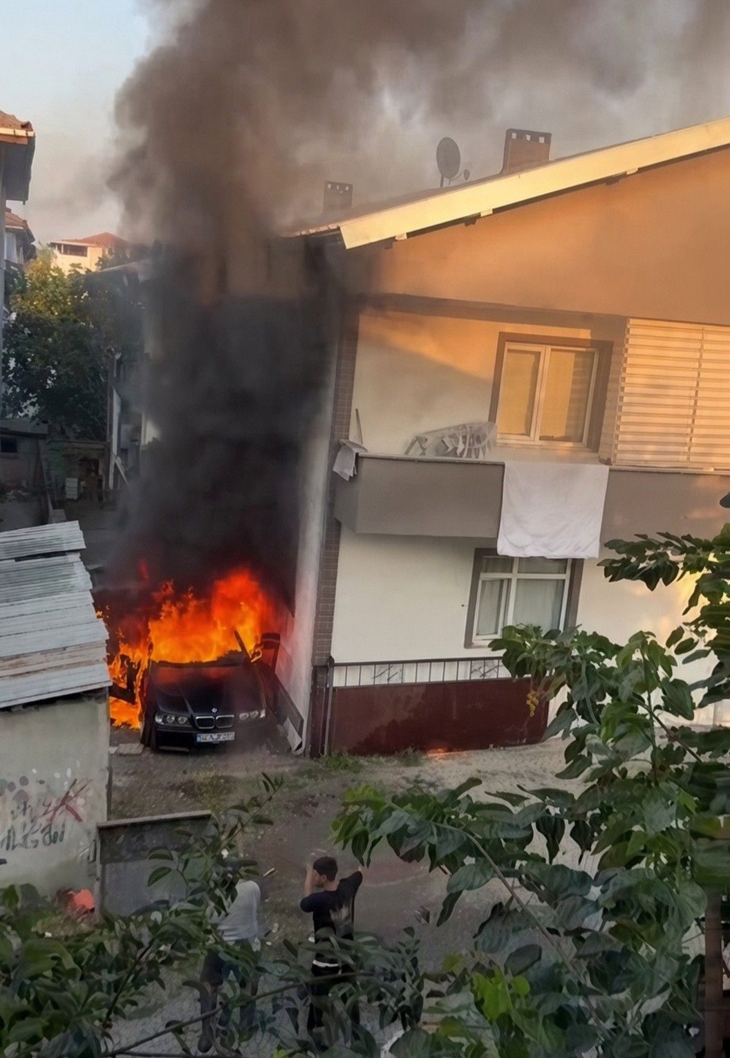 Sapanca’da park halindeki otomobil alev aldı: Alevler çatıya sıçradı
