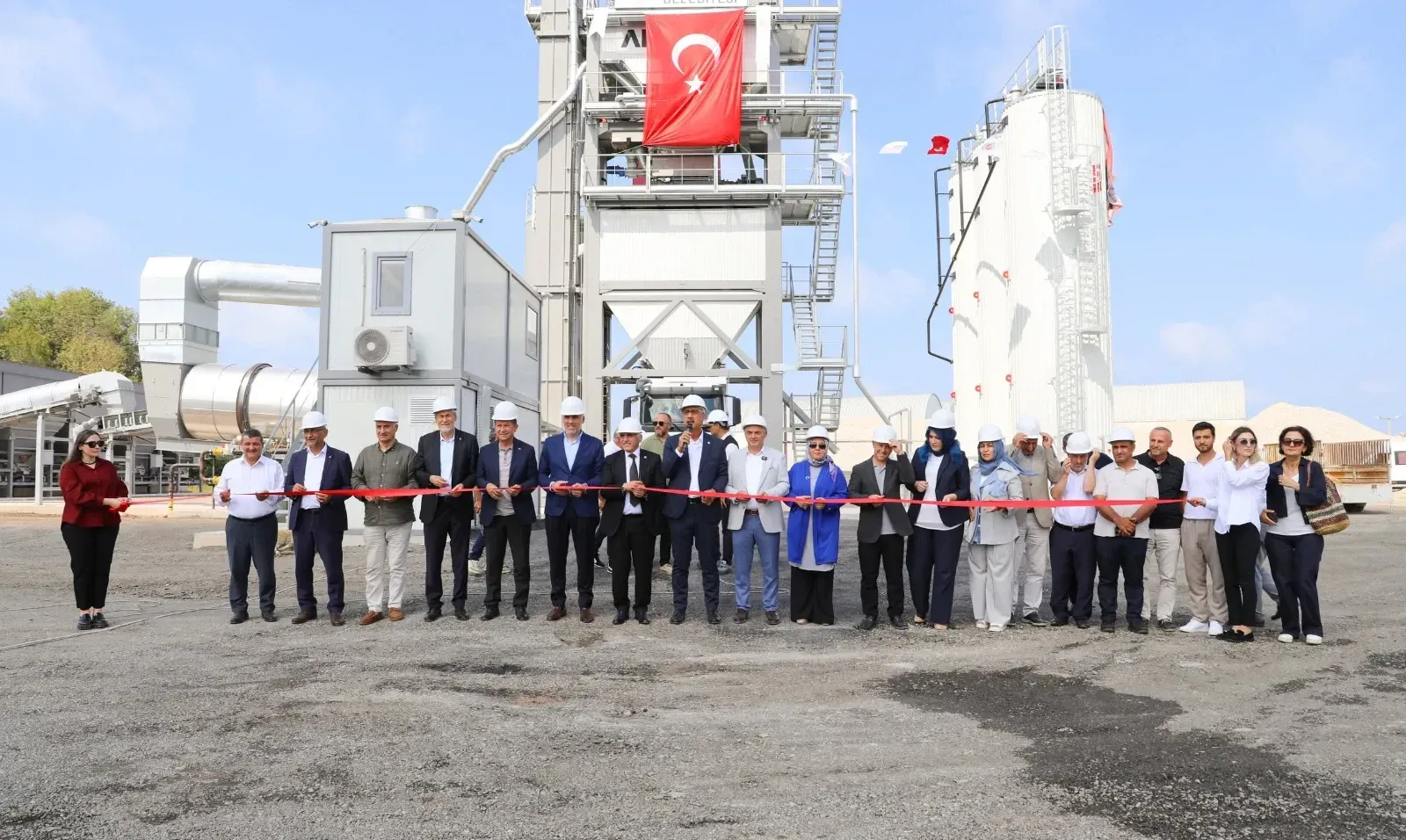 Karasu’da asfalt atağı: Saatte 260 ton üretim yapacak tesis hizmete girdi