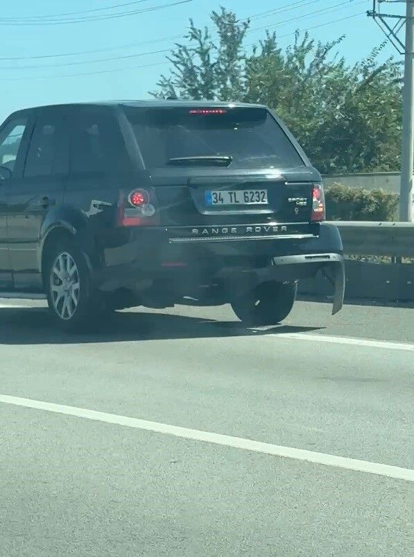 Otoyolda seyreden aracın tamponu koptu: O anlar kamerada