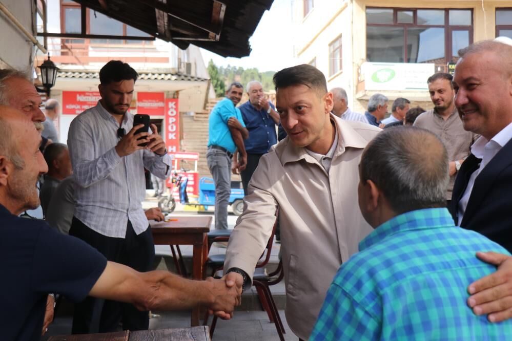 Mesut Özil, Taraklı’da vatandaşlarla buluştu