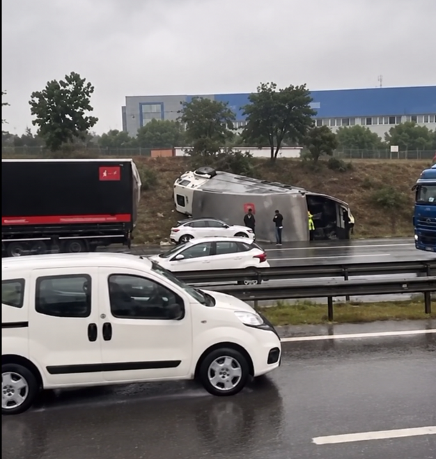 Kamyon devrildi, trafik felç oldu!