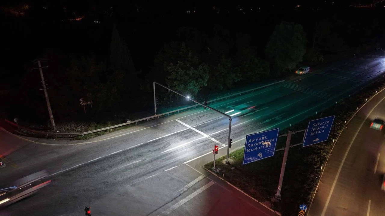 Şehirdeki karanlık kavşaklara Büyükşehir’den LED dokunuş