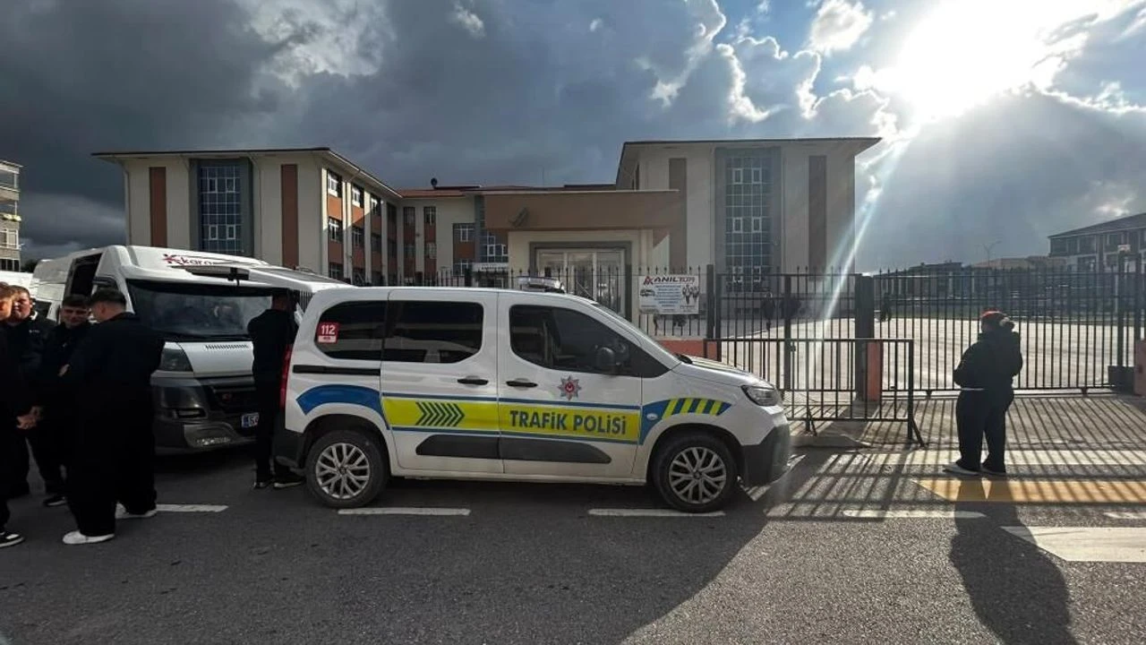 Karasu’da öğrenciler derste, polis ekipleri nöbette