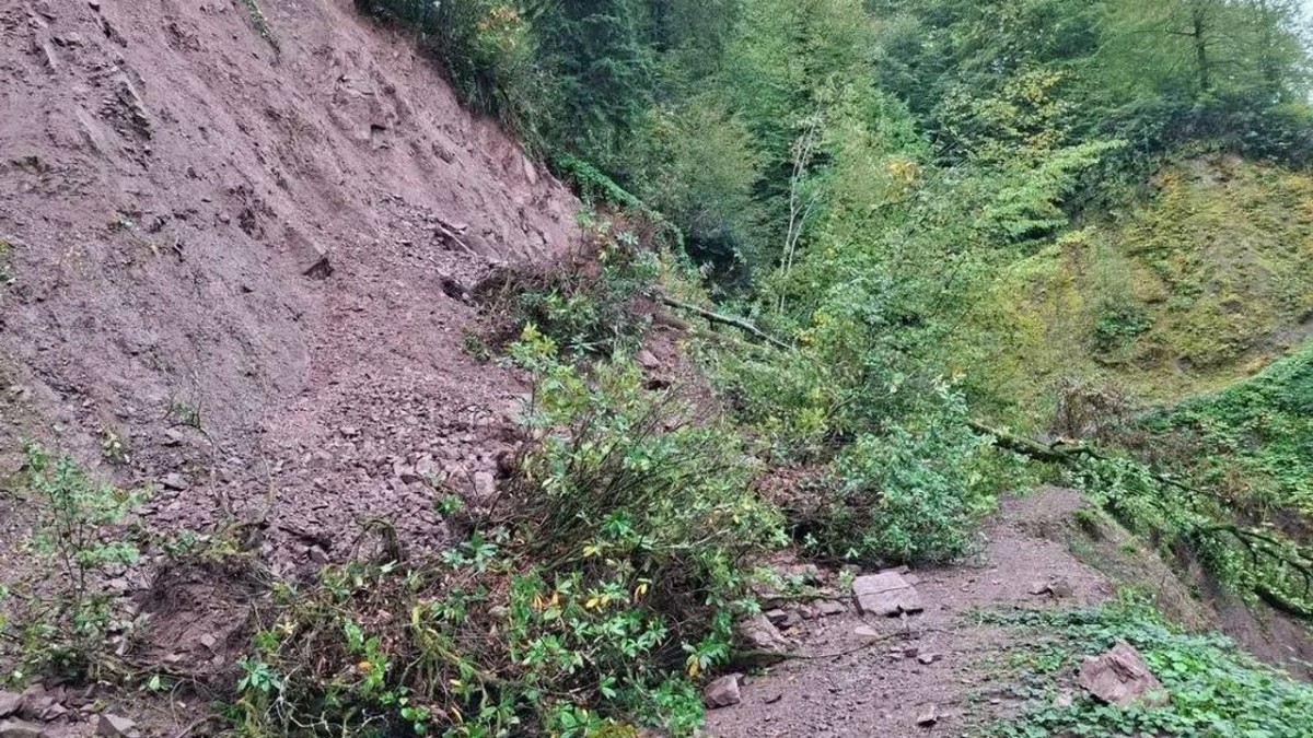 Karasu’da heyelan! Yol ulaşıma kapandı