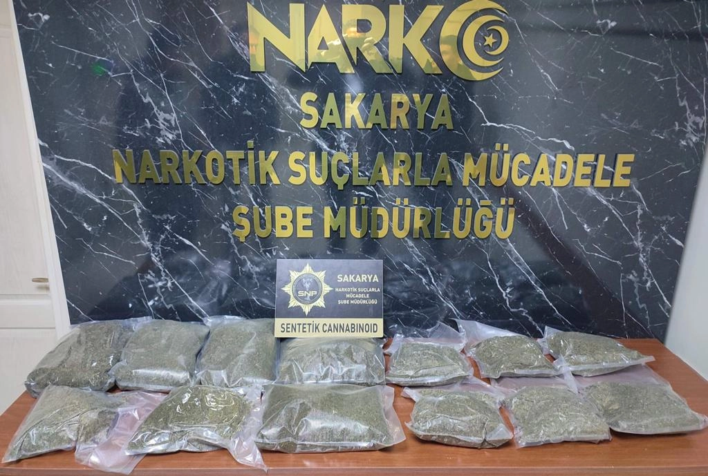 İl dışından Sakarya'ya uyuşturucu getiren şüphelilere narkotik baskını!