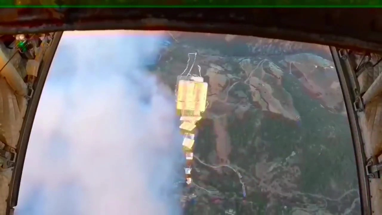  Askeri uçaklardan 16 tonluk yangın söndürme bombası atılıyor