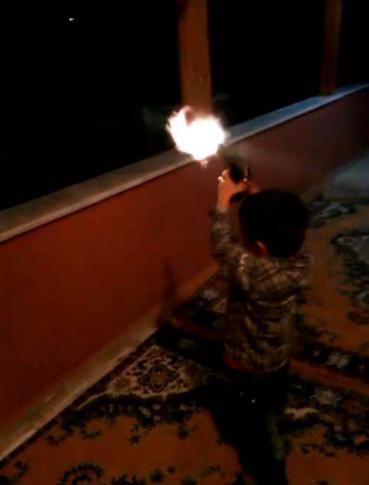 Pes dedirten görüntü: 4 yaşındaki yeğeninin eline silahı verip ateş ettirdi