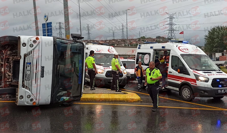 Feci kaza! Servis minibüsü yağış nedeniyle kayganlaşan yolda devrildi