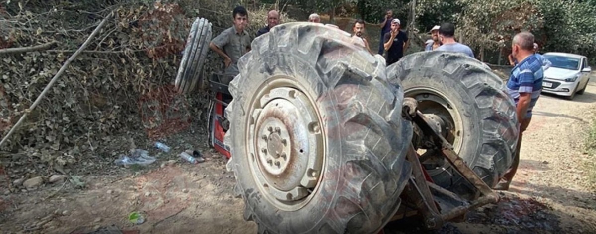 Motosiklete çarpmamak için manevra yapan traktör devrildi: 1 ağır yaralı