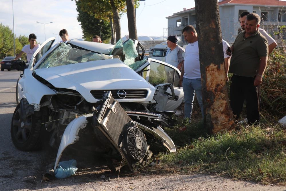 Kontrolden çıkan otomobil ağaca çarptı: 1’ağır 2 yaralı