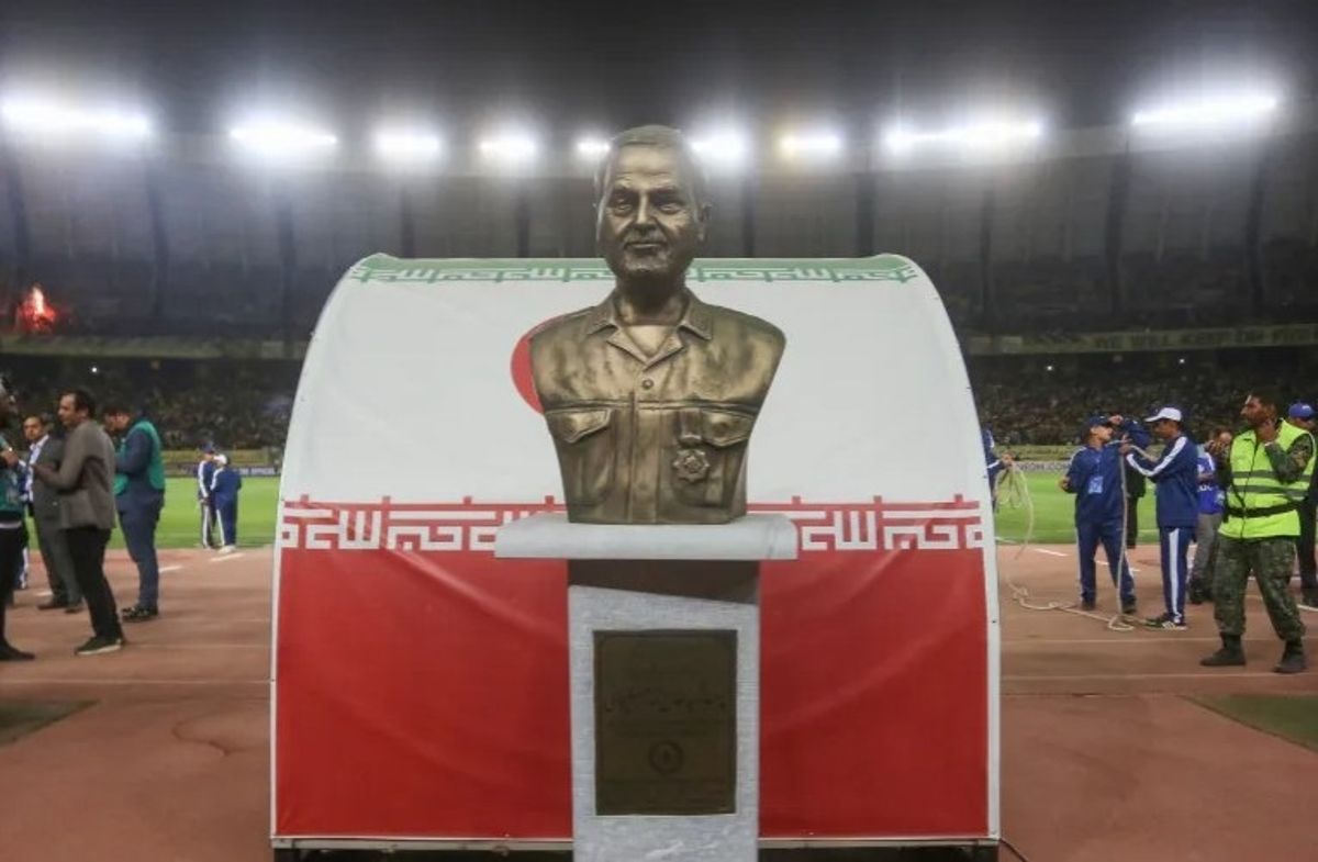 İran'da maçı iptal ettiren heykel! Dünyaca ünlü futbolcular sahaya çıkmayı reddetti