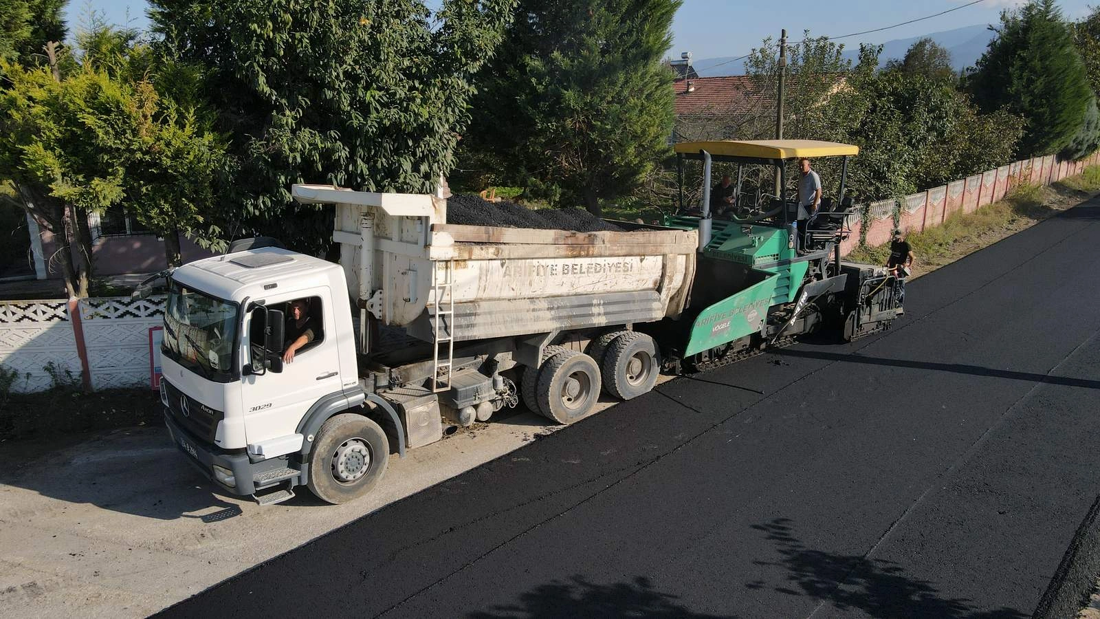 Arifiye Belediyesi sıcak asfalt çalışmalarına tüm hızıyla devam ediyor