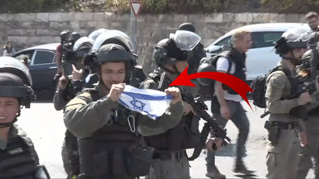 İsrail polisinden provokasyon! Mescid-i Aksa'da müdahale ettikleri Filistinlilere İsrail bayrağı açıp gösterdi
