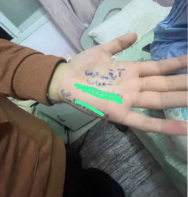 Filistinli çocuklar, aile üyelerinin cesetlerini teşhis edebilmeleri için artık isimlerini avuçlarına yazıyor
