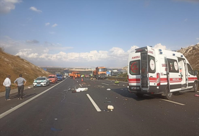 Gaziantep-Şanlıurfa otoyolunda minibüs devrildi: 5 ölü, 5 yaralı