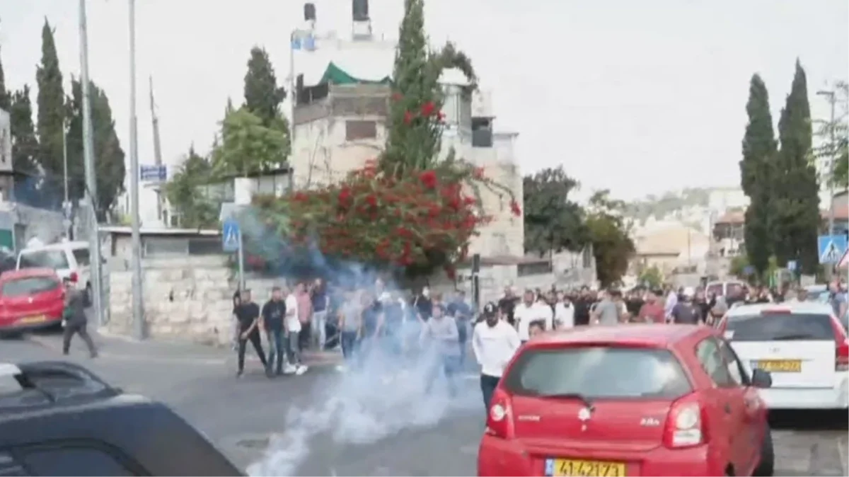 Son Dakika: İsrail polisi, Kudüs'te cuma namazı kılanların üzerine gaz fişeği attı