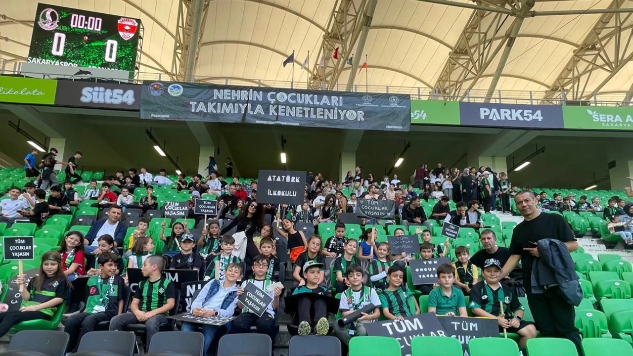 Öğrenciler Adanaspor maçını izledi
