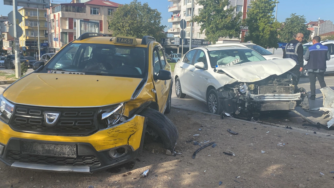 Otomobille ticari taksi çarpıştı: 2'si çocuk 4 yaralı