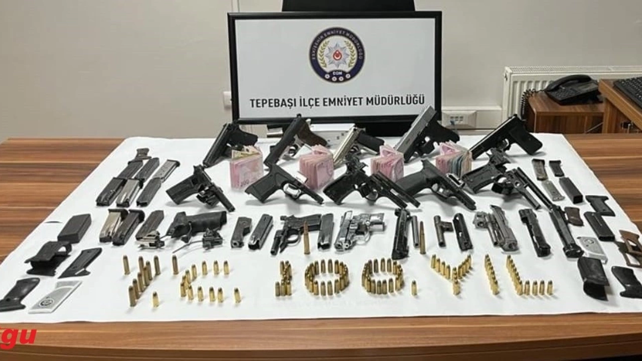 Eskişehir'de Aranan Şahsın Evine Operasyon: Çok Sayıda Silah Ele Geçirildi