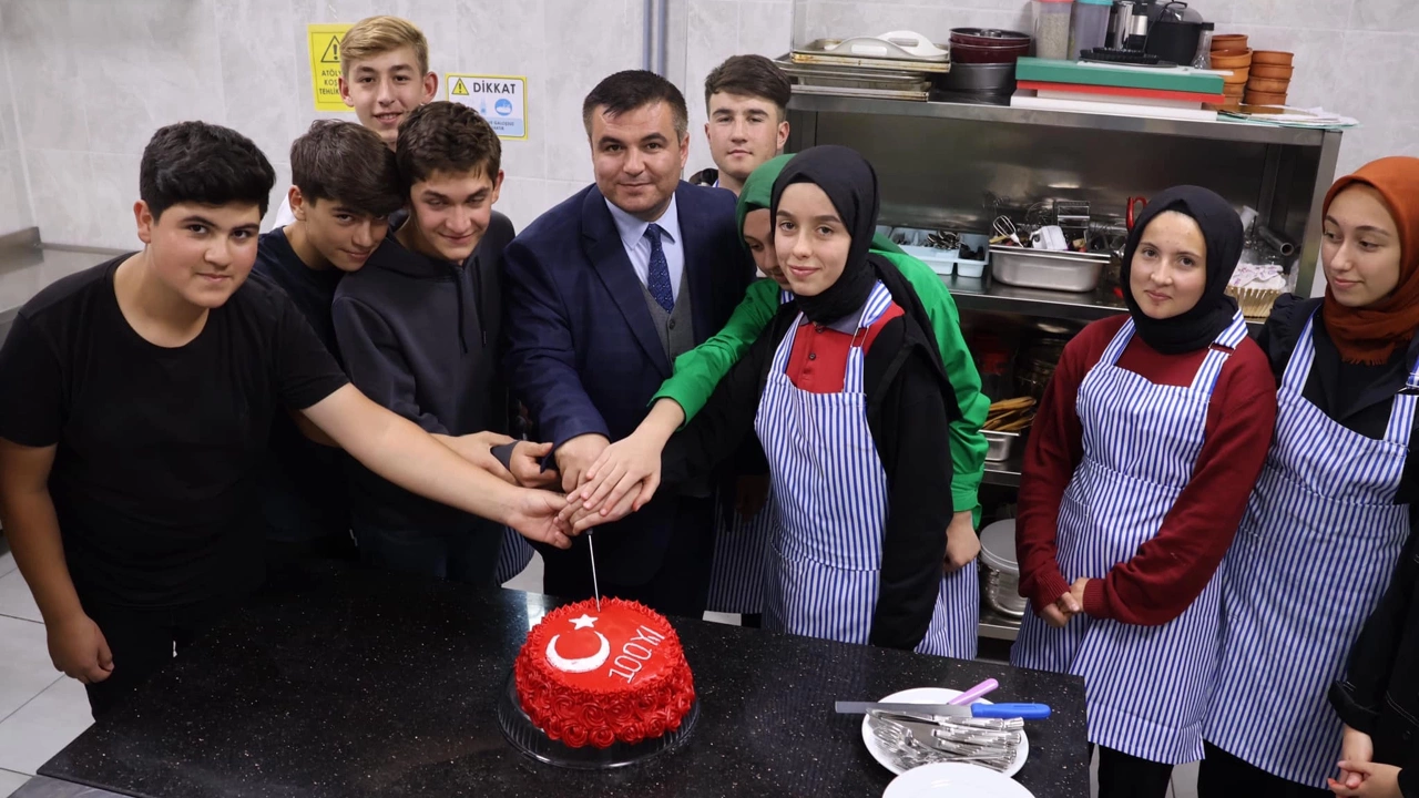 Taraklı'da öğrenciler 100. yıl pastası hazırladı