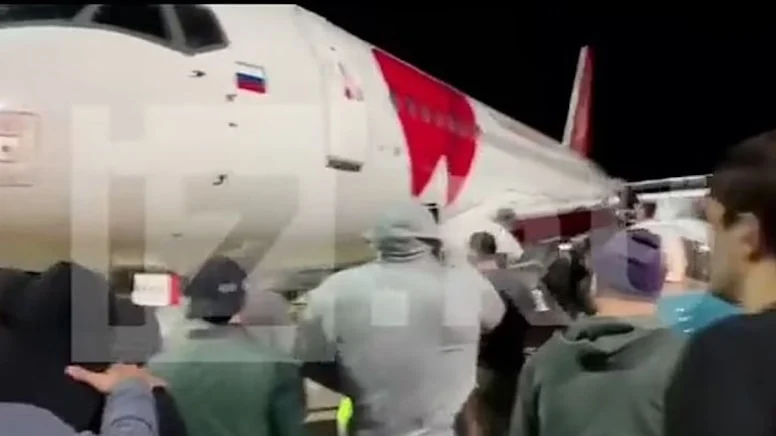 İsrail’den gelen yolcu uçağını bastılar
