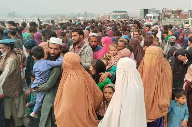 Pakistan'ın zorla gönderdiği Afgan mülteciler sınır kapılarına akın etti