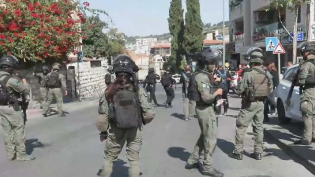 Mescid-i Aksa'da 4. cuma! İsrail polisi namazın arından yine gaz bombasıyla saldırdı