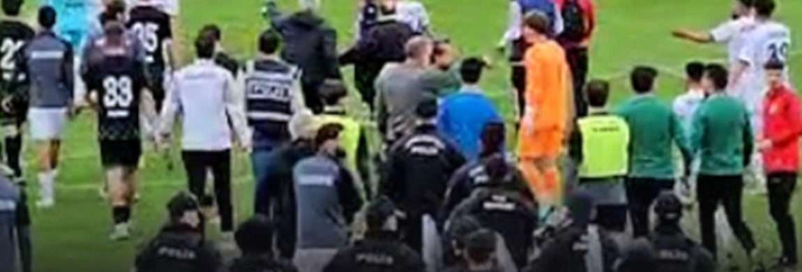 Sapanca Gençlikspor- Turgutlu maçında saha karıştı