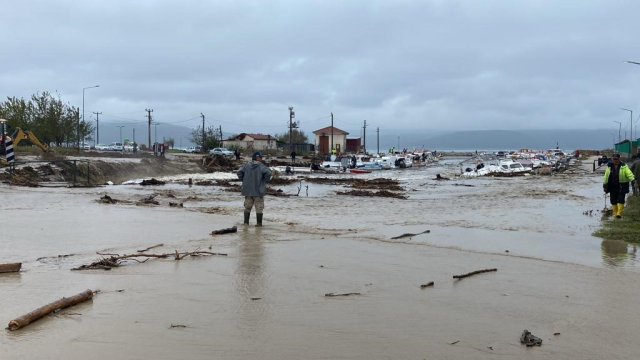 Selin vurduğu Çanakkale, İzmir ve Muğla'da vahim manzara! Yollar göle döndü, turistler canını zor kurtardı