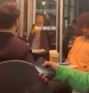 Protesto için ünlü kahve zincirine gidip müşterilere bağıran kadın, sert bir cevapla karşılaştı