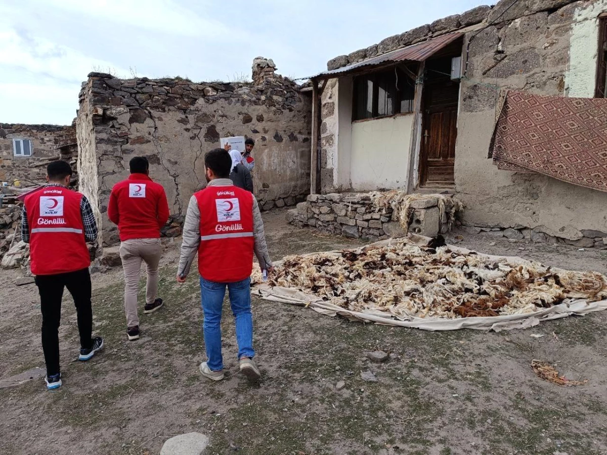 Türk Kızılay'ı Ağrı Şubesi Köy Köy Dolaşarak Gıda Yardımı Yapıyor