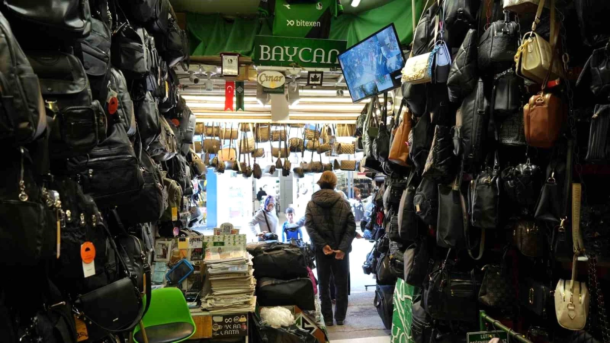 Yaşlı Kadının Çanta Dükkanından Yaptığı Hırsızlık Güvenlik Kamerasına Yansıdı