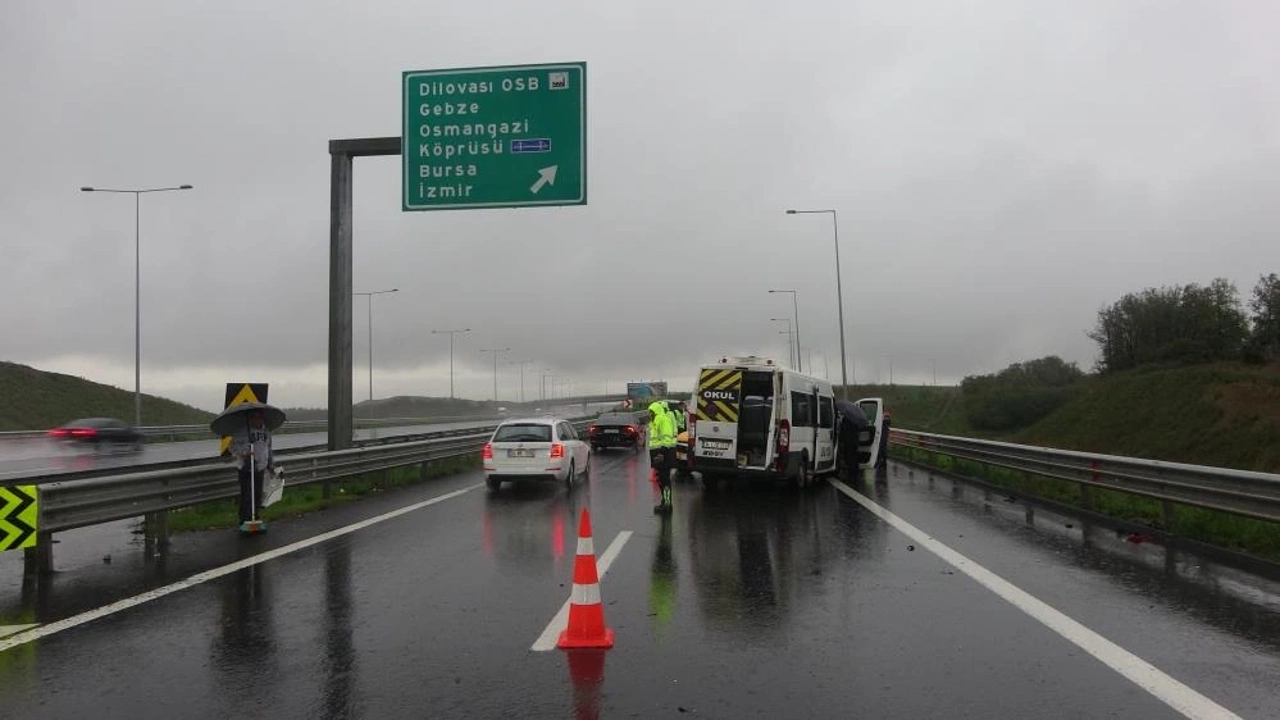 Kuzey Marmara Otoyolu'nda işçi servisi ile ticari taksi çarpıştı: 13 yaralı