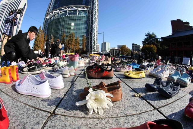 Seul'ün merkezine Filistin'de hayatını kaybedenlerin anısına 2 bin ayakkabı bırakıldı