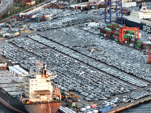 Türkiye'de satışa sunulacak binlerce sıfır araç Haydarpaşa Limanı'nda