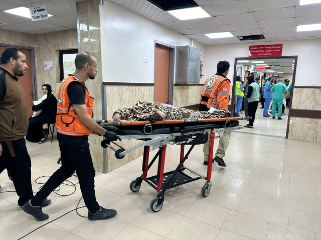 İsrail ordusu, Şifa Hastanesi'ndeki sığınmacı ve hastaları zorla sürdü! Yol boyunca keskin nişancıların hedefinde kaldılar
